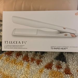 T3 LUCEA 1 1/2" hair straightener